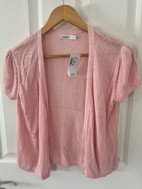 Pink short sleeved sweater.